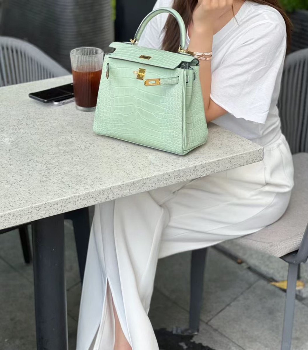 Exotic_Lin's tweet photo. #Kelly25 for matte #alligator. A touch of summer said fresh green 🧚🏻 https://t.co/kHz9FZZ5lq