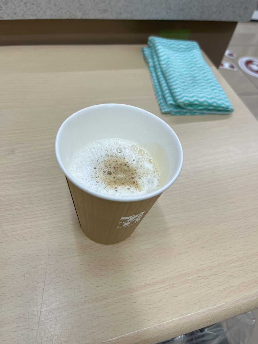 Haiji__R's tweet photo. 子が酷い蕁麻疹だったので、夜間病院へ行った帰り道。
セブンのホットカフェラテRってカップ半分が普通なの？？？
店員さん曰く間違いないそうだけど･･･二度とセブンでカフェラテ買わないと思いました。まる。 https://t.co/6b5WSQnFwt
