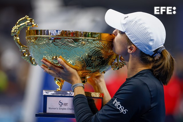EFEdeportes's tweet photo. 🎾 Iga Swiatek vence a Samsonova con un doble 6-2 y se adjudica el Abierto de China.

🏆 Es el decimosexto título en la carrera de la tenista polaca y el quinto de 2023.

#EFEFem https://t.co/hH8W96LULr