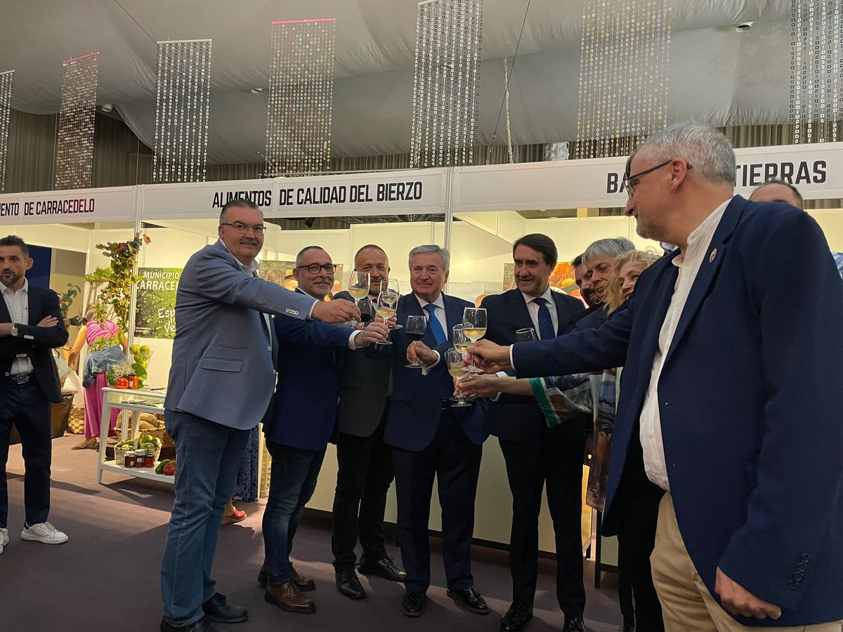 AytoPonferrada's tweet image. Inauguración de la XI #Feria del #Pimiento 🫑y la VI #Fruta de #ElBierzo 🍏🍐con representación política de toda #CastillayLeón, entre ellos nuestro concejal de Seguridad Ciudadana y Fiestas.
🍴Degustación, a las 18:30h en el recinto ferial de #Carracedelo a un precio de 5€