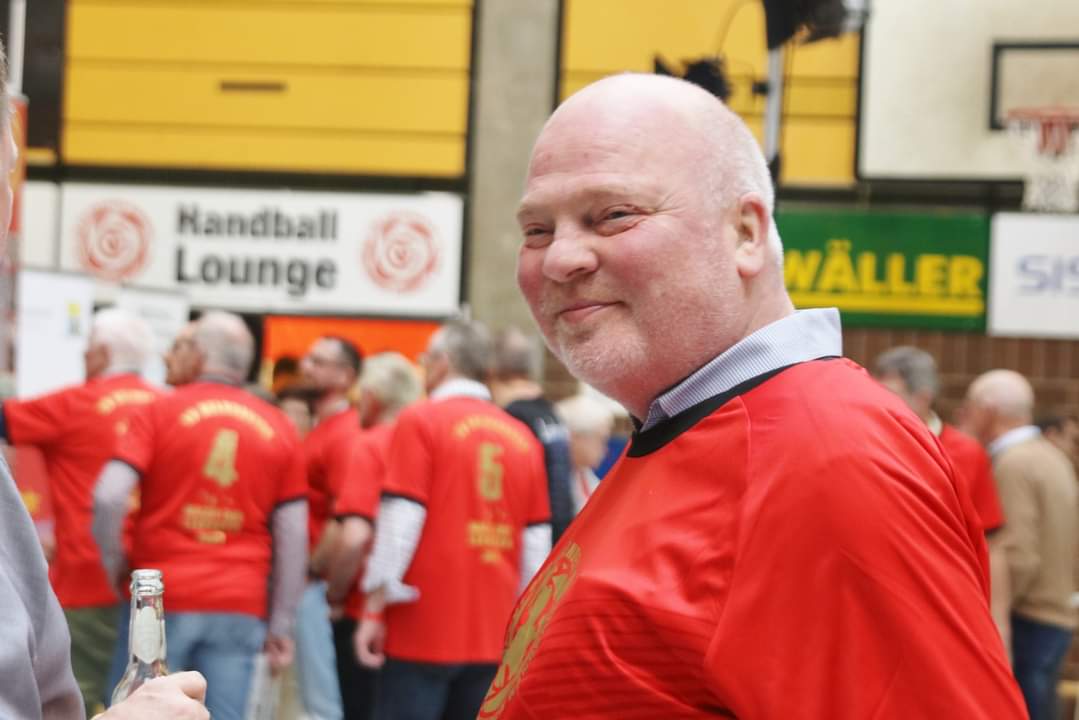TVGHandball's tweet photo. Der TV Gelnhausen trauert um eine seiner Legenden. Jan Kienzler ist verstorben. In Gedanken sind wir bei seiner Familie und seinen Angehörigen. Wir werden ihm ein ehrendes Andenken bewahren. https://t.co/Xy8BqsVG0w