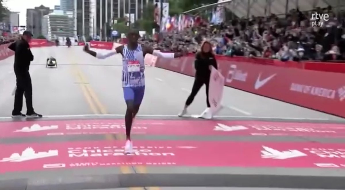 AccionEAFI's tweet photo. Dios mío pero qué acaba de hacer este hombre!!!!! 😱😱😱
#NewWR 2:00:35 #ChicagoMarathon #Kiptum https://t.co/VXDUmu9BNb