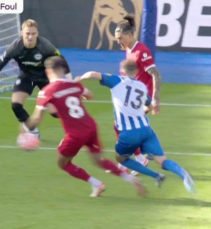 ElisabeteMaia10's tweet photo. Anthony Taylor, que quarta feira não viu penalti sobre Taremi, hoje viu este puxão e deu penalti ao Liverpool. Não é incompetência, é propositado. https://t.co/I6VpKzJFhr