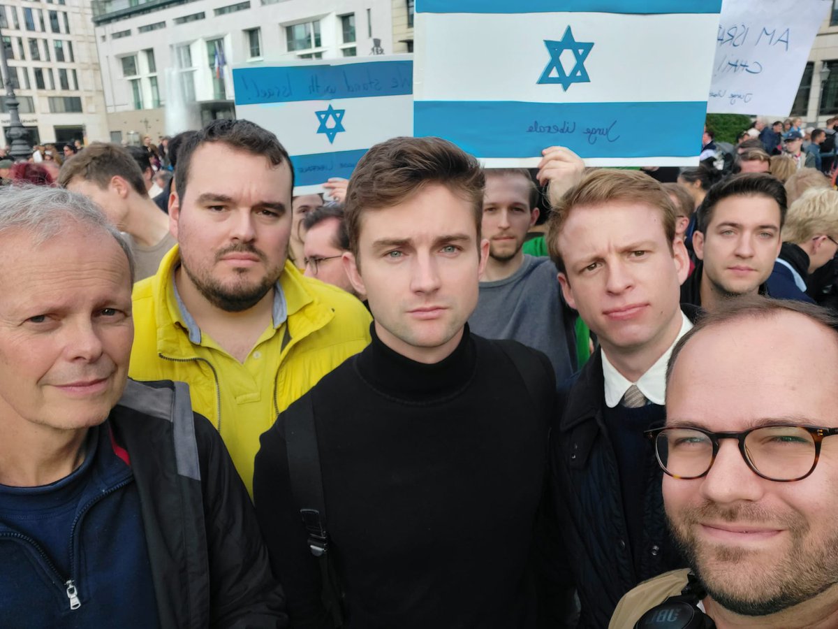 fdp_wildwest's tweet photo. IHRE SOLIDARITÄT MIT ISRAEL bekundet haben am Sonntag  tausende Menschen in Berlin vor dem Brandenburger Tor, darunter auch Mitglieder des FDP-Ortsverbandes Wannsee und des FDP-Bezirksverbandes Steglitz-Zehlendorf. Israel wird seit Samstagmorgen massiv von der Hamas angegriffen. https://t.co/AzctCj2XHo