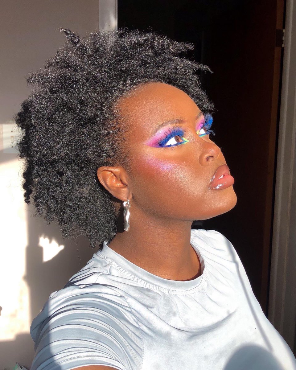 naomiw00's tweet photo. Indigo Blues ๐ #fallmakeup #fallglam #bluelashes #blueeyeliner #ombreeyeshadow #ombremakeup #colorfulmakeup #nudelip #torontomakeupartist #makeuptutorial #blackgirlmakeup #muanai https://t.co/C08V7X37S2