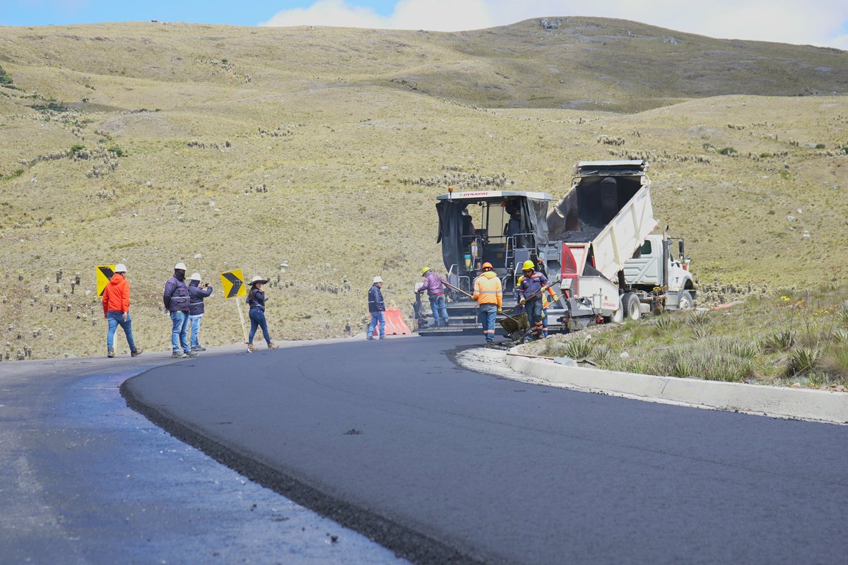 InviasOficial's tweet photo. ¡A 3.860 msnm, entre Santander y Norte de Santander, se encuentra la carretera pavimentada más alta de 🇨🇴, construida por el Invías!🗻
Este sitio, hogar de cóndores andinos, es parte de los 305 km del proyecto Troncal Central del Norte.

Conoce 5️⃣ datos sobre este proyecto 🧵👇 https://t.co/u4ne9EWaol