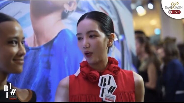 สาวชุดแดง เด่นมาเลยหน้าผม คือดีย์  มากกกก😍😍                                             #ริชชี่อรเณศ