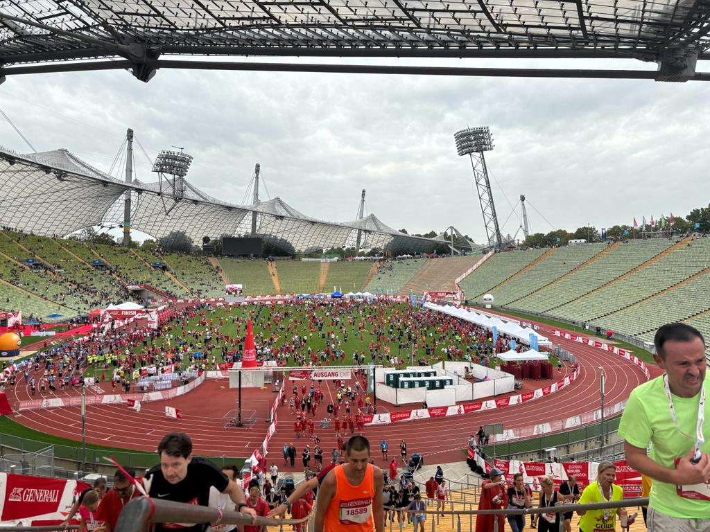 davilagrau's tweet photo. 5th Marathon, this time in Munich: Best time ever: 4h:26m.
Thank you @eenriquelopez for hosting and coaching!
#running #runGMM. #muenchenmarathon https://t.co/n3VdsEDo3V