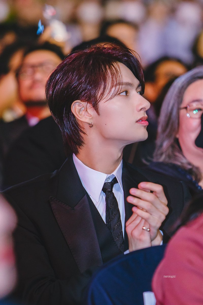 endxfuniverse's tweet photo. 너무 뚜렷하게 문준훼이먼드잖아
다른 우주에서 세탁소..아니 단골손님만 간간이 왔다가는 중국음식집 하고있을것같음
마라탕그릇에 눈알붙였다가 등짝맞고 https://t.co/7RFiwPSMNR