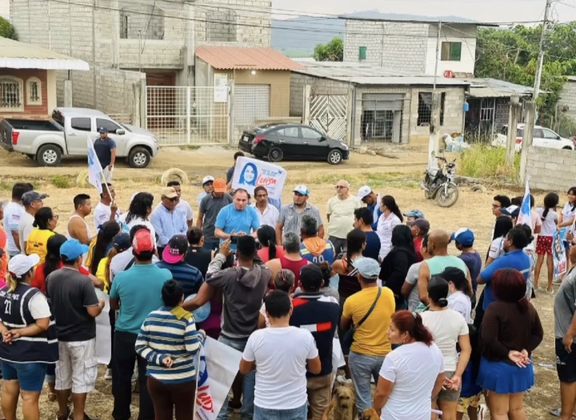 LuisMongeE's tweet photo. Recorriendo #Guayaquil (Km.25 vía Daule-barrio Los Pinos) llevamos el mensaje de las propuestas de @LuisaGonzalezEc #PorElBienDeTodos
#LuisaPresidenta🇪🇨 #EcuadorVencerá

@ecuarauz @RC5Oficial @MashiRafael https://t.co/ENMNUTz8O7