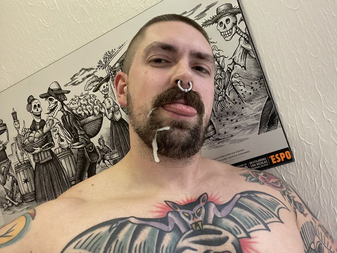 Just sharing a nice wholesome selfie today. 🖤 https://t.co/cLm8tYwIx0