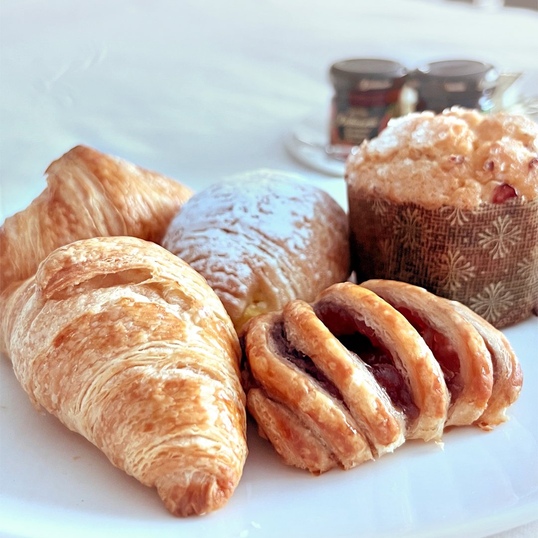 Embrace the cozy weather with a delightful breakfast in bed, and relish a serene Sunday at Foxwoods 🍁🍂 What’s your go-to breakfast treat for a perfect morning in? #Foxwoods #FoxwoodsResortCasino