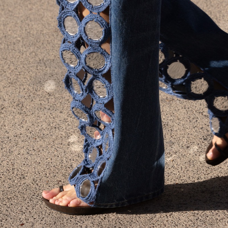 StellaMcCartney's tweet photo. STELLA’S SUSTAINABLE MARKET: Crafted details. Vegan #Frayme bags with knotted mesh and corset lacing, alongside hand-crocheted mirrored denim.
Discover the full #StellaSummer24 runway collection at https://t.co/KHxLwY08aR.
#StellaMcCartney #PFW #vegan #crueltyfree