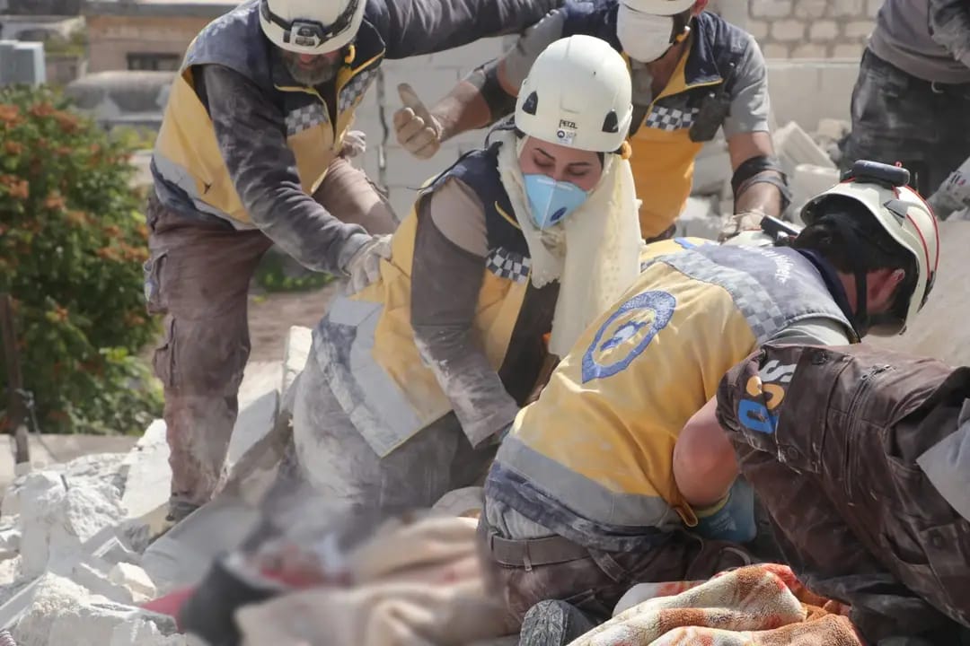 StillThere2011_'s tweet photo. The attempts of @SyriaCivilDef continue to save lives and everything that the Syrian regime has been trying to kill for years until today. 
  This is the land, we always believe, that it holds something worth living for. 
#Syrian_Civil_Defense
#Save_Idlib
 #stillthere https://t.co/6xKxK3wcGh