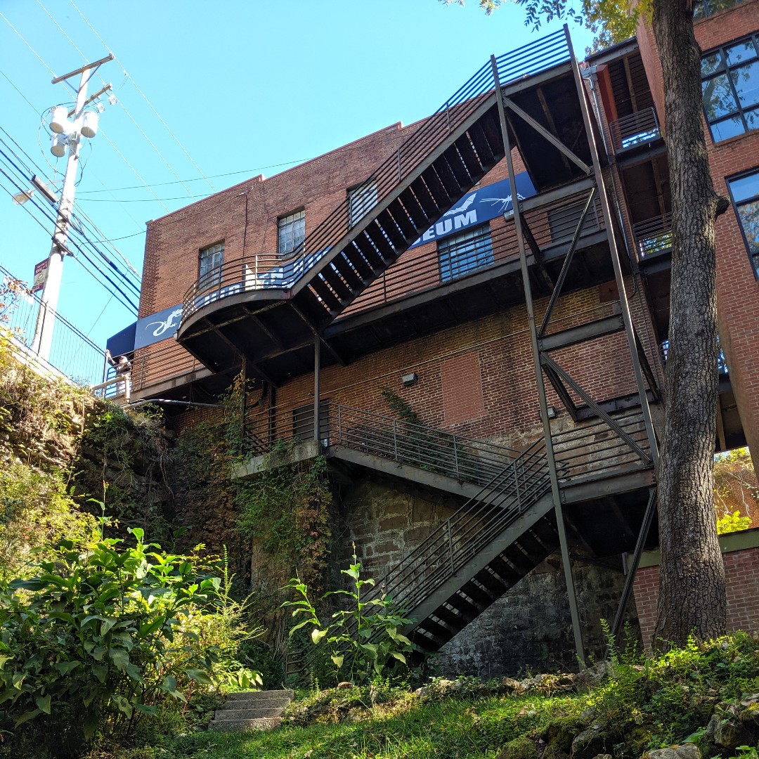 #DYK that the world's longest underground suspension bridge is in a cave in Kentucky? 🦇 

Visitors can cross it to see the Sunset Dome deep within <a href="/HiddenRiverCave/">Hidden River Cave</a>. 

Start planning your #travelKY trip here: bit.ly/3DCS4ye

📍 <a href="/HartCoTourism/">Hart County Tourism</a> 
📸 (1-3) qmamary