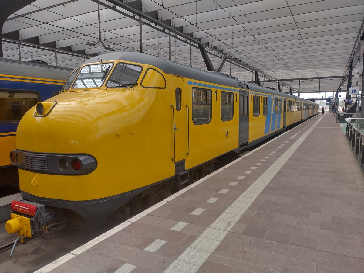 Een mat 64 in Rotterdam. Blijft mooi dat ze nog met zulke oude treinen rijden