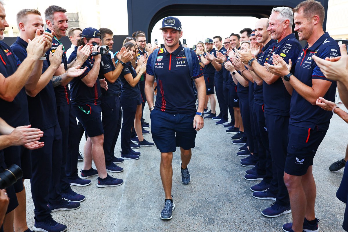 A guard of honour for @MaxVerstappen33 as he arrives at the track 👏

#QatarGP #F1 @redbullracing