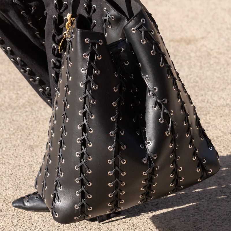 StellaMcCartney's tweet photo. STELLA’S SUSTAINABLE MARKET: Crafted details. Vegan #Frayme bags with knotted mesh and corset lacing, alongside hand-crocheted mirrored denim.
Discover the full #StellaSummer24 runway collection at https://t.co/KHxLwY08aR.
#StellaMcCartney #PFW #vegan #crueltyfree