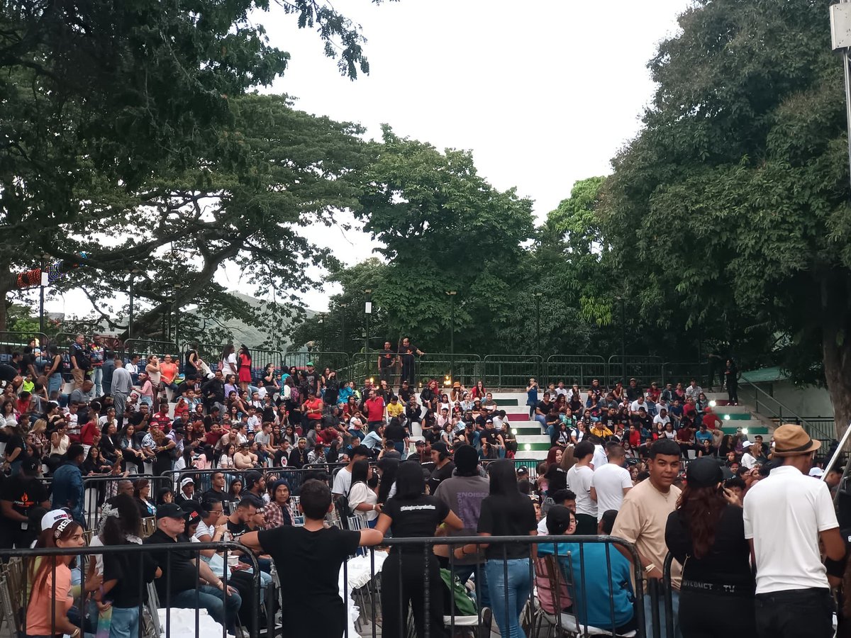 #EnFotos | El municipio Revenga se unió a las convocatorias para demostrar su total apoyo al presidente <a href="/NicolasMaduro/">Nicolás Maduro</a> y a su vez rechazar las sanciones económicas que presenta el país actualmente.

<a href="/Soykarinacarpio/">Karina Carpio</a>