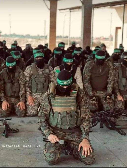 QalemHurh's tweet photo. الحمدلله المجاهدين في فلسطين يصلون صلاة الفتح...
وأنا الحمدلله فوق سجادتي وصائمة إن الله ينصر إخواننا المستضعفين في فلسطين
الله يتقبل منا ومنكم صالح الأعمال يارب
#طوفان_الأقصى https://t.co/OwVA65IKae