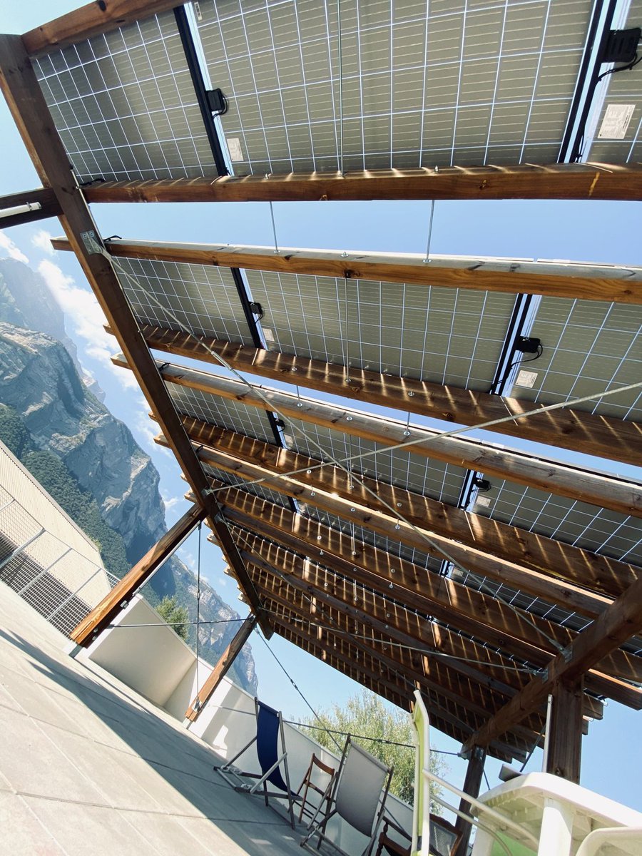 Énergie solaire &amp; bâtiment, du bel ouvrage d'Indy Architectes pour <a href="/PluralisHabitat/">Pluralis Habitat</a> avec cette pergola photovoltaïque pour le programme du groupe Mosaïque sur l’écoquartier de la Ville de Crolles 👌👍