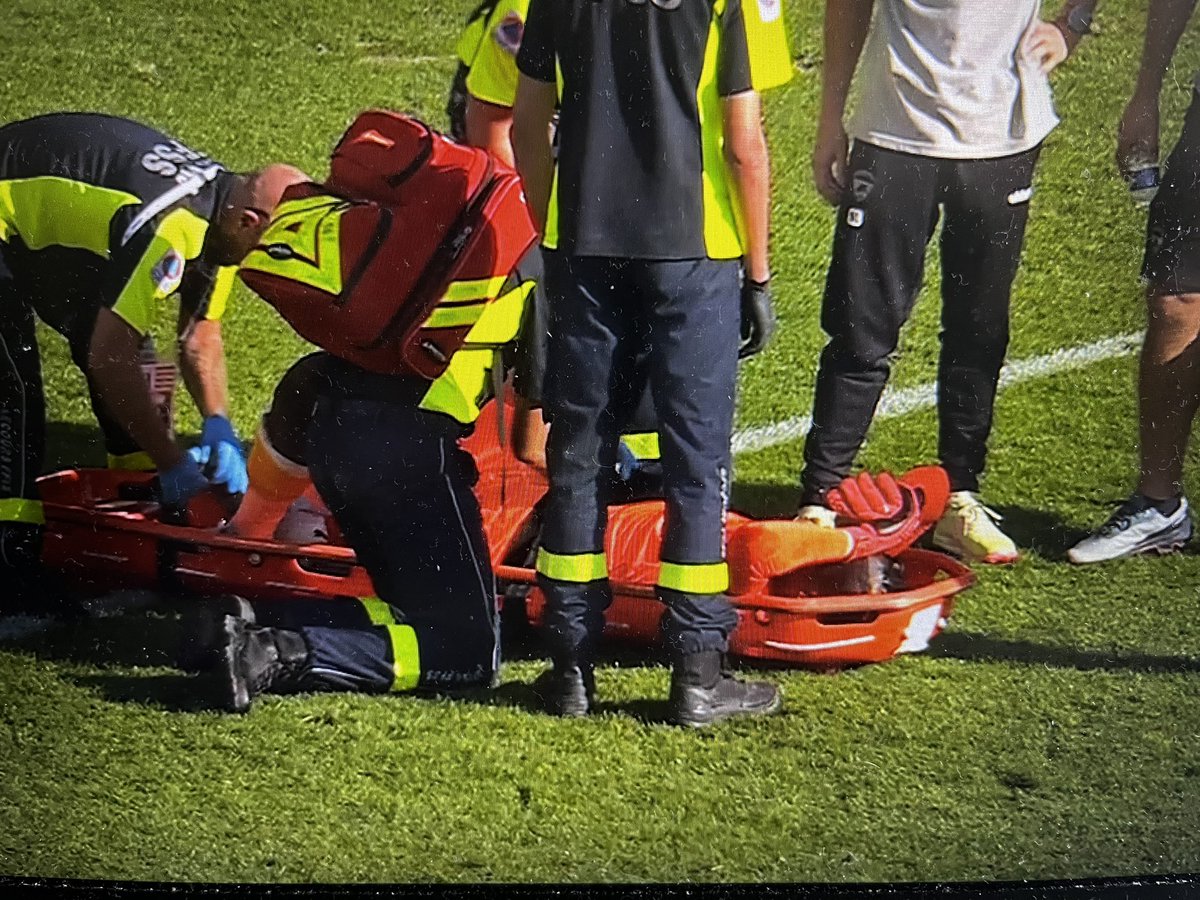 Footballogue's tweet image. 🔴 MORY DIAW SORT SUR CIVIÈRE ! 

Un pétard a explosé juste à côté de lui, il a l’air complètement sonné. 

Les joueurs sont rentrés au vestiaire, mais le match n’est pas fini. 

(@PVSportFR)