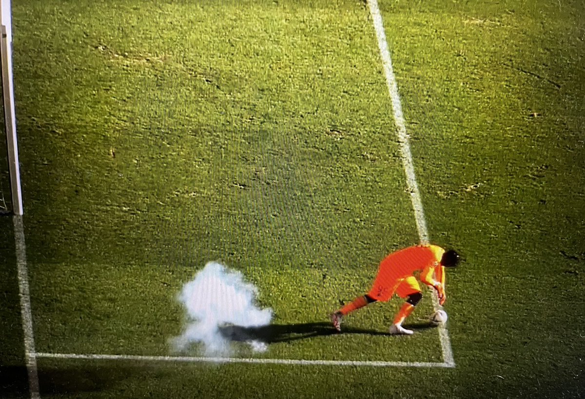 Footballogue's tweet image. 🔴 MORY DIAW SORT SUR CIVIÈRE ! 

Un pétard a explosé juste à côté de lui, il a l’air complètement sonné. 

Les joueurs sont rentrés au vestiaire, mais le match n’est pas fini. 

(@PVSportFR)