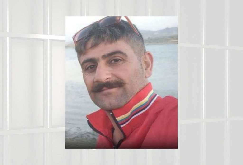 Kolbarnews_En's tweet photo. #Iran #Kurdistan
❗️Detention of a Citizen by Security Forces
According to Koolbernews, #Aso_Karimi, a 38-year-old resident of the city of #Boukan, was #detained by the city's security forces approximately twenty days ago and has since been transferred to one of the #intelligence #agency detention centers in #Urmia.
It should be noted that Aso Karimi had a previous history of #detention by #security_forces.
According to this report, security forces detained this citizen without presenting a #judicial order.
#Kolbarnews
#JinaAmini
#MahsaAmini
#protest
