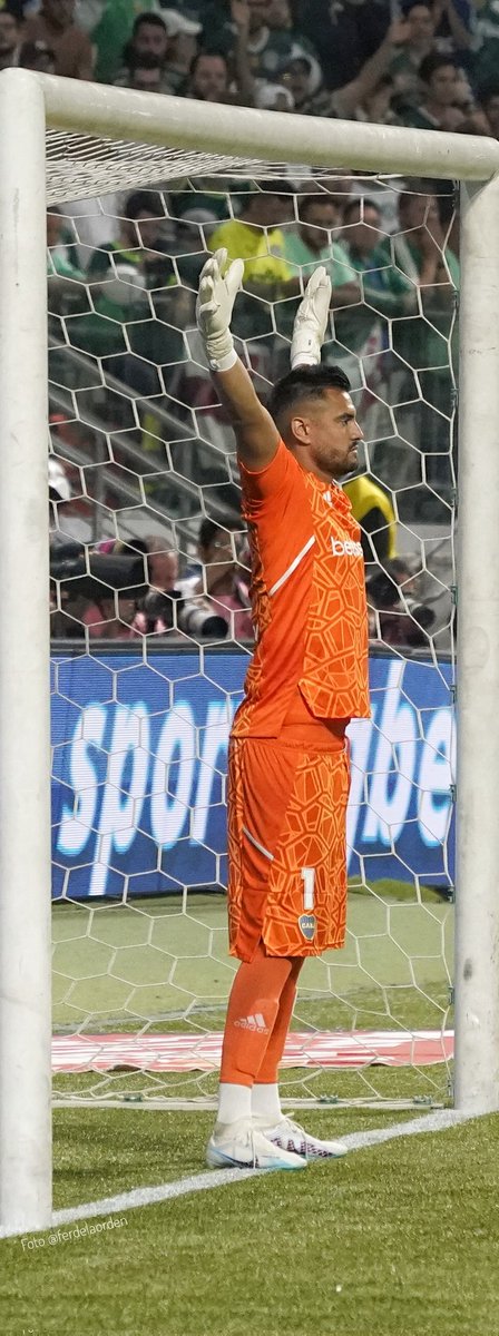 Wallpaper de Sergio "Chiquito" Romero para tu celular bostero. No te entran más virus ni malware 💙💛💙