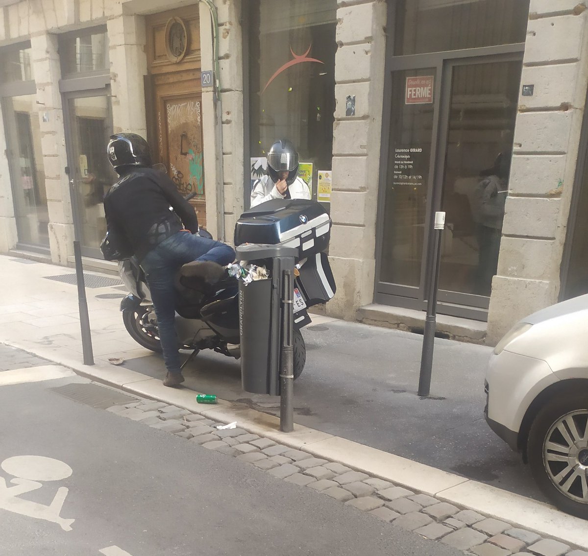Rue René Leynaud, dans les pentes de la croix rousse. Les trottoirs sont étroits, mais ce n'est pas ça (ni la police municipale) qui va empêcher les motards de se garer en travers.
