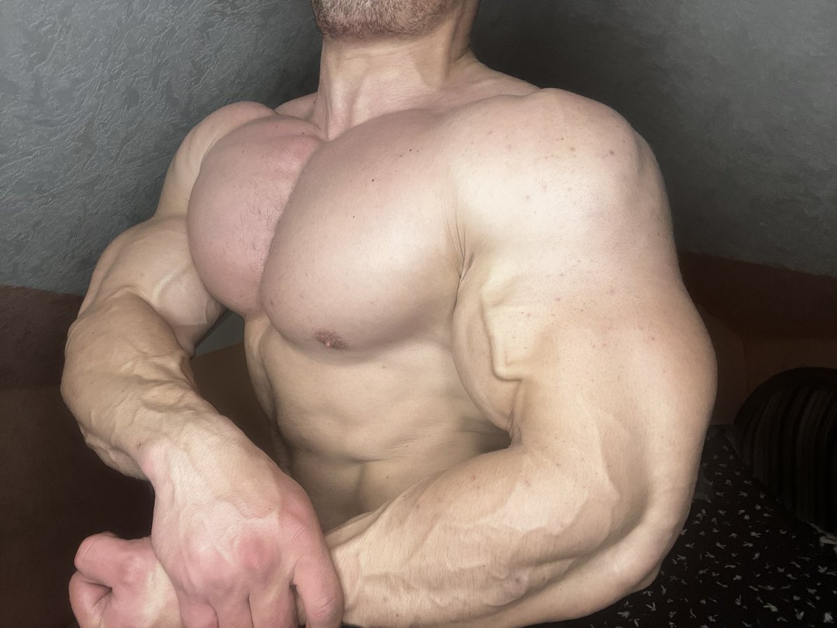 RomanMuscleGod's tweet photo. Train hard my pectoral muscles DONE ✅ https://t.co/rMKMInV7yQ