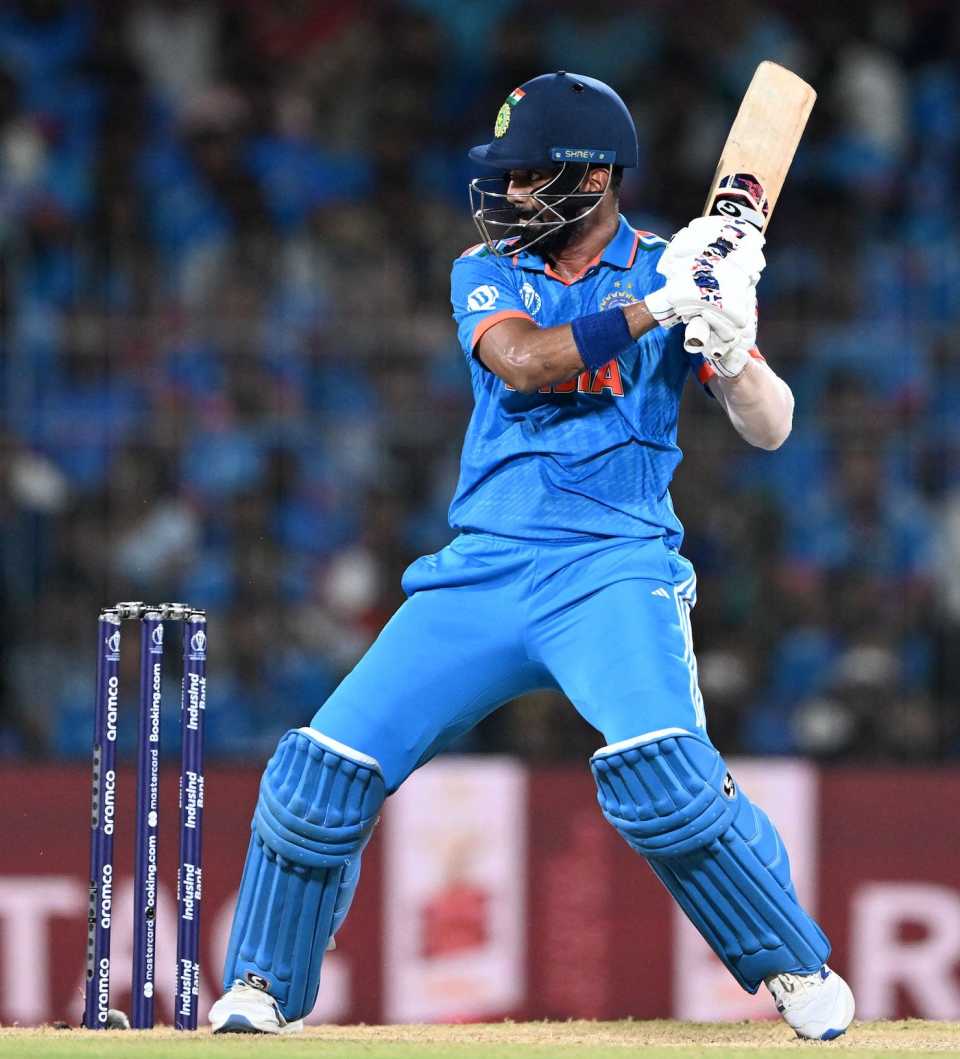 SriniMaama16's tweet photo. KL's composure under pressure ever since his return from injury has been incredible. Oru periya World Cup awaits him nu thonuthu! 50 overs indha weather la keeping pannitu vandhutu to recover us from 2/3 against this attack laam vera maari. Top-quality half-century! https://t.co/Xc7xiPMSR5