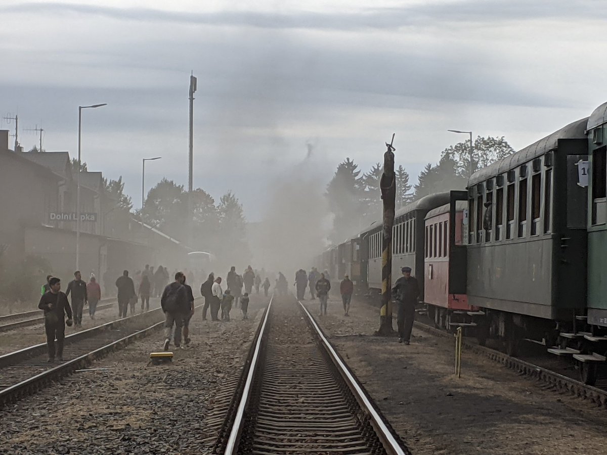 qwasar's tweet photo. Včerejší oslavy 150 let Moravské pohraniční dráhy / Mährische Grenzbahn (MGB) v Dolní Lipce. Nikdy bych nevěřil, že se tady sejde tolik lidí. A mávající davy podél trati až ku Hradci...

Díky @VlastimilWeiner za skvělou propagaci.
#bahnzeit https://t.co/NlqbTfXSeZ