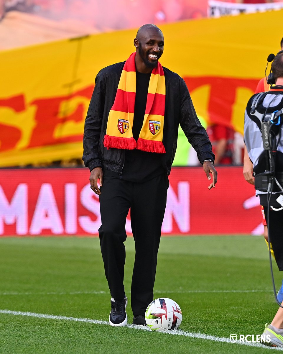 RCLens's tweet photo. Bon retour à la maison 🏟️

Parti en tant que capitaine, de retour comme actionnaire. Trois mois après son départ du Racing, Seko Fofana revient avec émotion et donne le coup d'envoi fictif de la rencontre #RCLLOSC dans un Bollaert en fusion 🔥

#FierDEtreLensois https://t.co/MEY7FGra5Z