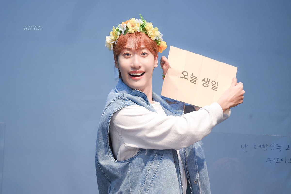 dkssudtjghahs's tweet photo. 제가 이사진을 또 쓸날이 왔네요 ? ㅋㅋ 
#투문트친소 #투문_트친소
투문 트친쇼를 열어보지 않아서 처음(?)인거 같은뎁 저는 건프이고 저는 낯을 많이 가리지만 또 다가와주면 냉큼 친하력 좋아져요 https://t.co/3W5JbKmgmL