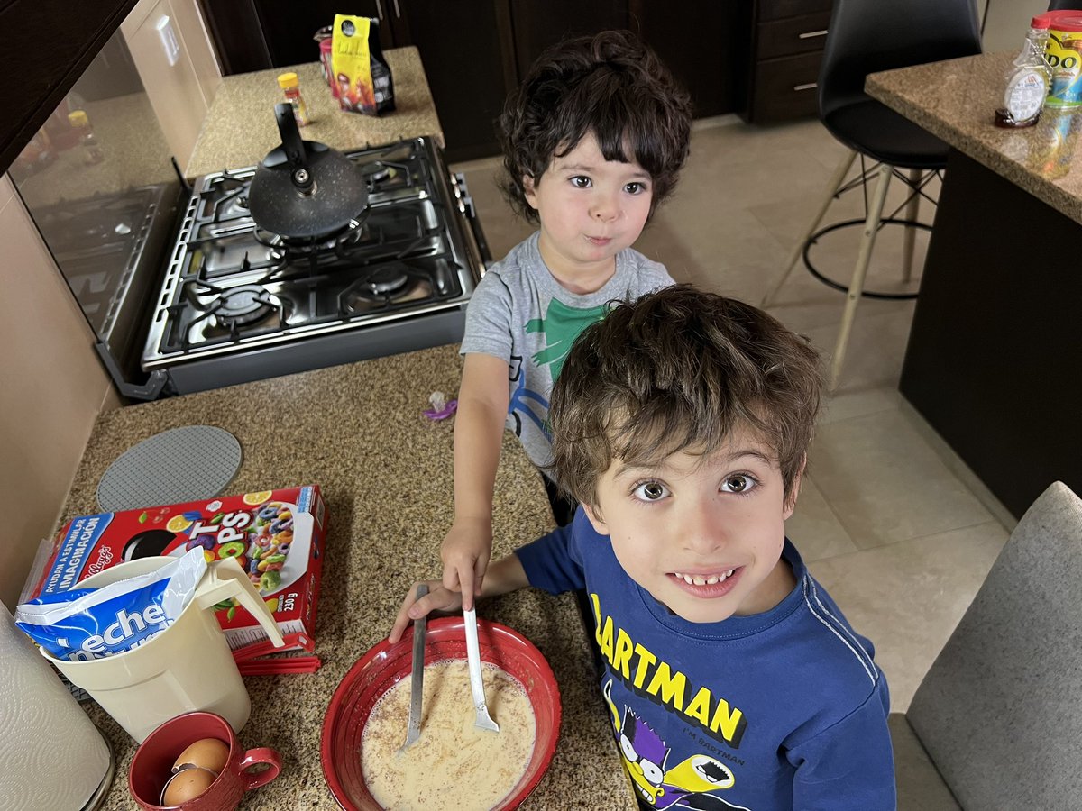 runningkidneys's tweet photo. Best help one could ever have from these star βοΈ sous-chefs π¨βπ³ for helping prepare todayβs breakfast π₯ before morning rounds at π₯ #NephroDad π« https://t.co/uj8Llmqjf0