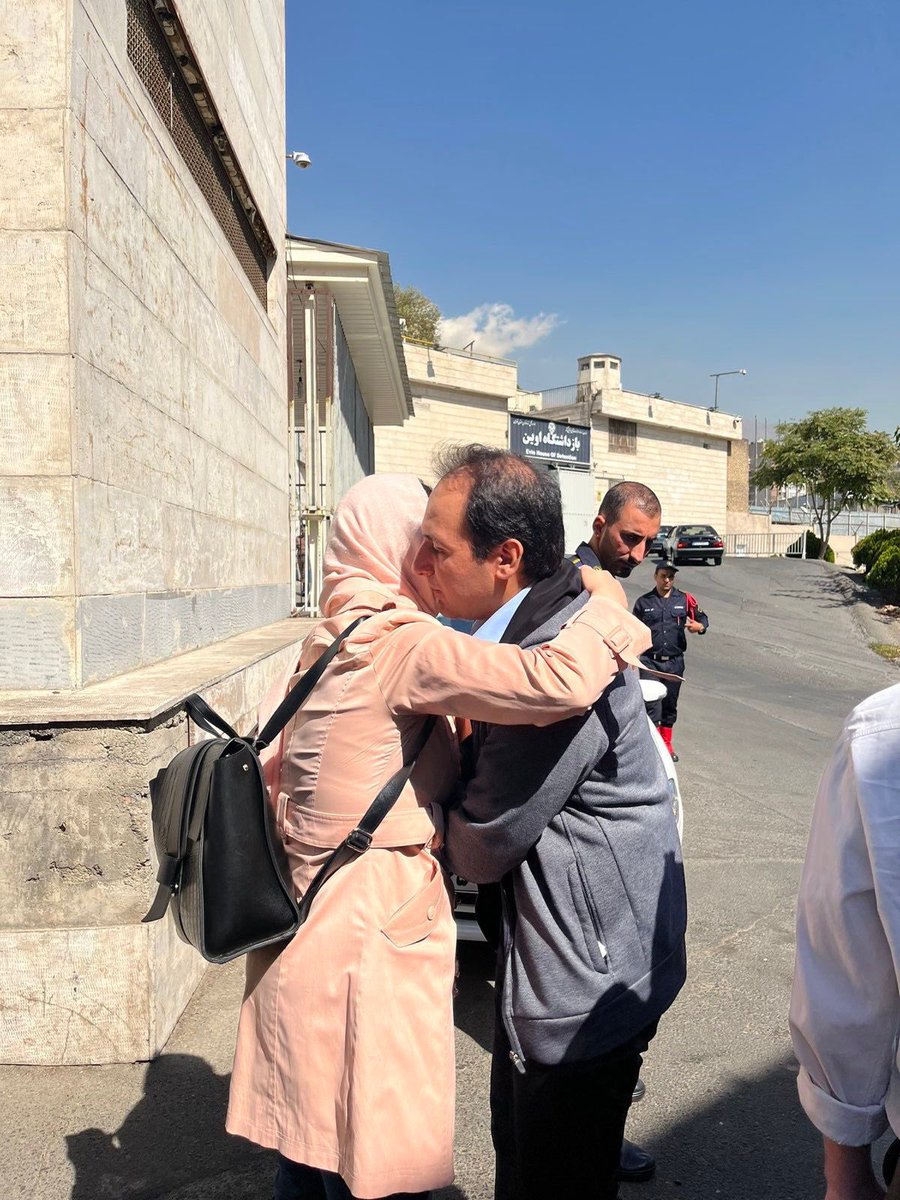 PahlaviReza's tweet photo. مجید توکلی نزدیک به دو دهه است که با اندیشه و قلمش در مقابل جمهوری اسلامی ایستاده است. این رژیم که دشمن اندیشه و قلم است، با هدف خاموش کردن مجید، وی را بار دیگر زندانی کرده. امیدوارم که دوری مجید توکلی از دختر و همسرش طولانی نشود و خیلی زود بتوانیم در کنار او آزادی ایران را جشن بگیریم.