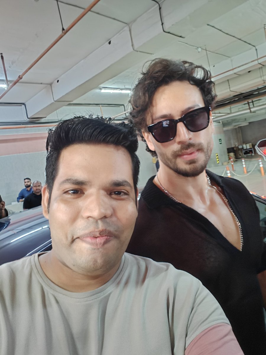 nirmalbhura3's tweet photo. Hey, #Tigerans Here is the special Something for you
Here is the Team Ganapath Gang again i got a chance to meet my Favourite hero๐ before trailer launched @iTIGERSHROFF & @kritisanon
#Ganapath #TeamGanapath #TigerShroff #KritiSanon #Kritiger #GanapathTrailer https://t.co/9nK04Ku4cd