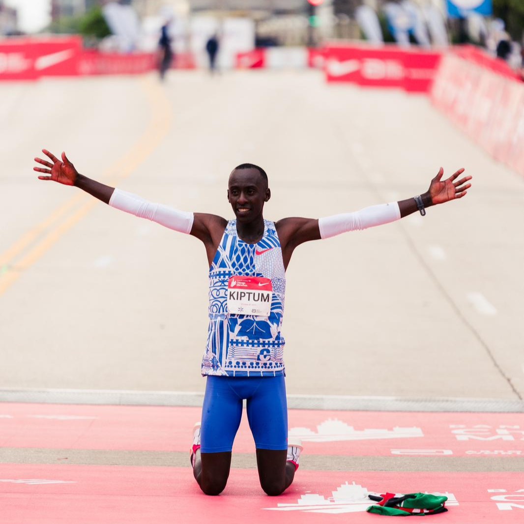 marathontalk's tweet photo. History made in the Windy City. #ChicagoMarathon #AbbottWMM https://t.co/TK4nlBs2ra