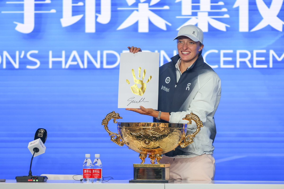 Champion's handprint ceremony! Iga Swiatek @iga_swiatek #2023ChinaOpen