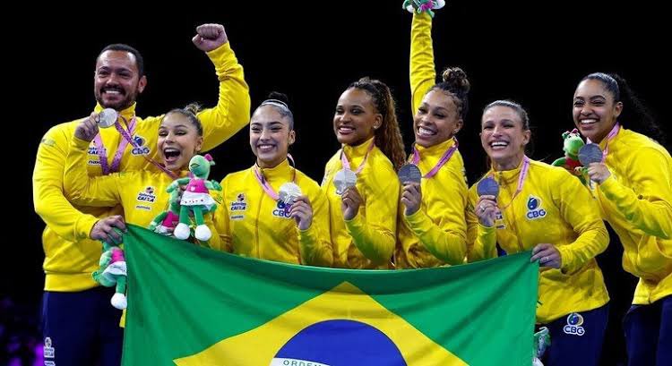 braginastica's tweet image. HISTÓRICO 🤸‍♀️✨
Rebeca Andrade no mundial de #Antwerp2023 🇧🇷
- Final por times: 🥈
- Individual Geral: 🥈
- Salto:🥇
- Trave: 🥉
- Solo: 🥈