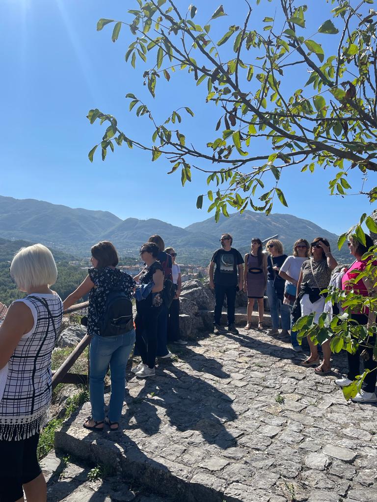 Cammina cammina...🚶‍♂️🚶‍♀️🚶

Passeggiata letteraria 👣📖 nel centro storico di Rotonda dedicata alle fontane e all'acqua nell'ambito del festival #unamontagnadistorie 
Grazie a <a href="/GianlucaCaporas/">Gianluca Caporaso</a> e a <a href="/Lalunaalguinzag/">Lalunaalguinzaglio</a> per averci coinvolto.
#UNALTROSUD #letturapertutti #cammino