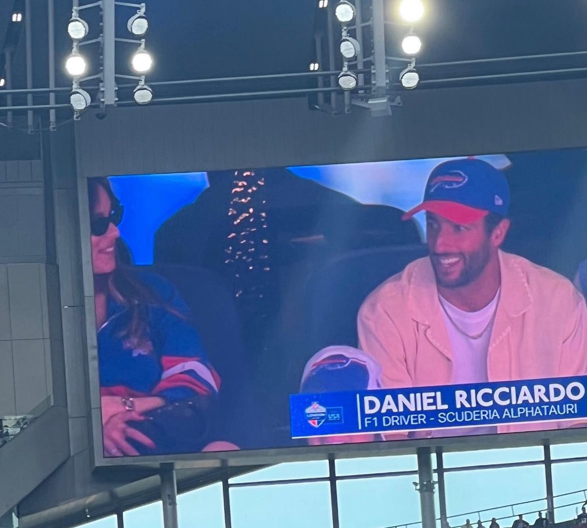 archiveshailees's tweet photo. hailee steinfeld and daniel ricciardo today https://t.co/GS2SixFLbA
