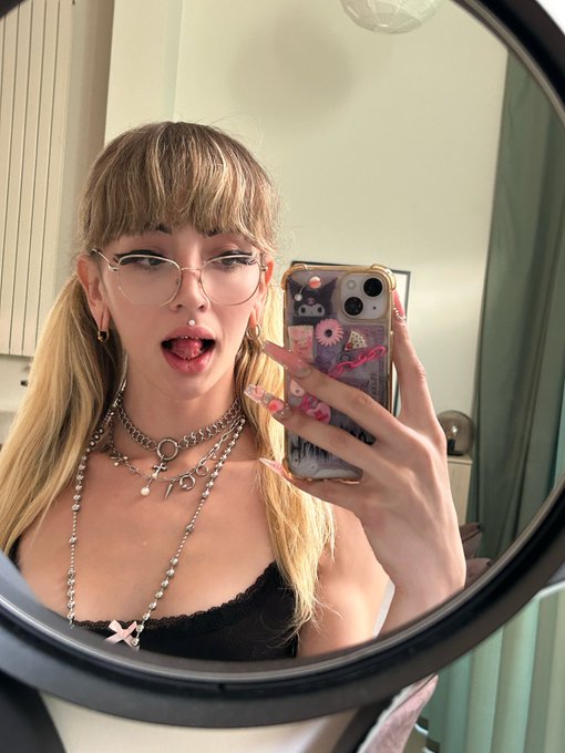 I got no forehead kiss today 💔 https://t.co/ROPr3VEms5