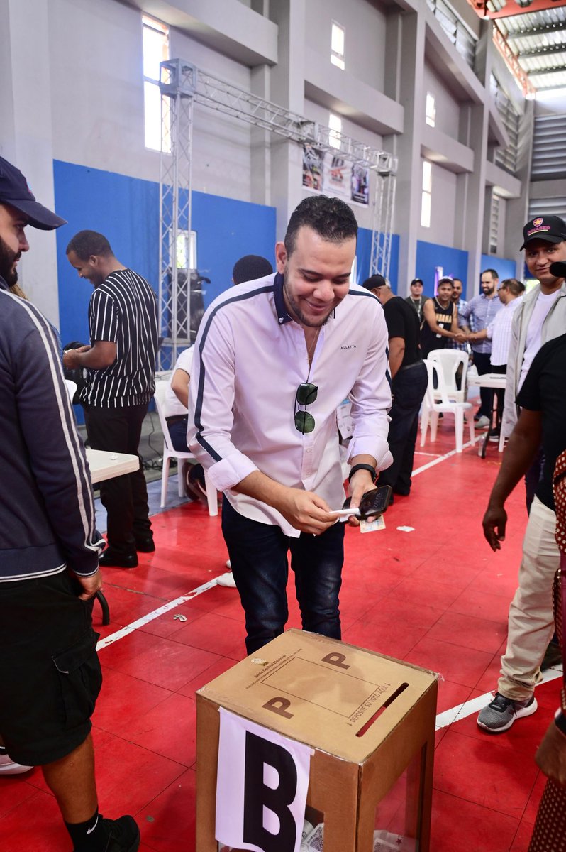 RobertQuezadaR's tweet photo. Ejerciendo mi deber como miembro del #CCPLD, votando por quienes serán nuestros candidatos a Regidores y Regidoras para las elecciones 2024. https://t.co/u3FBNNLMUN