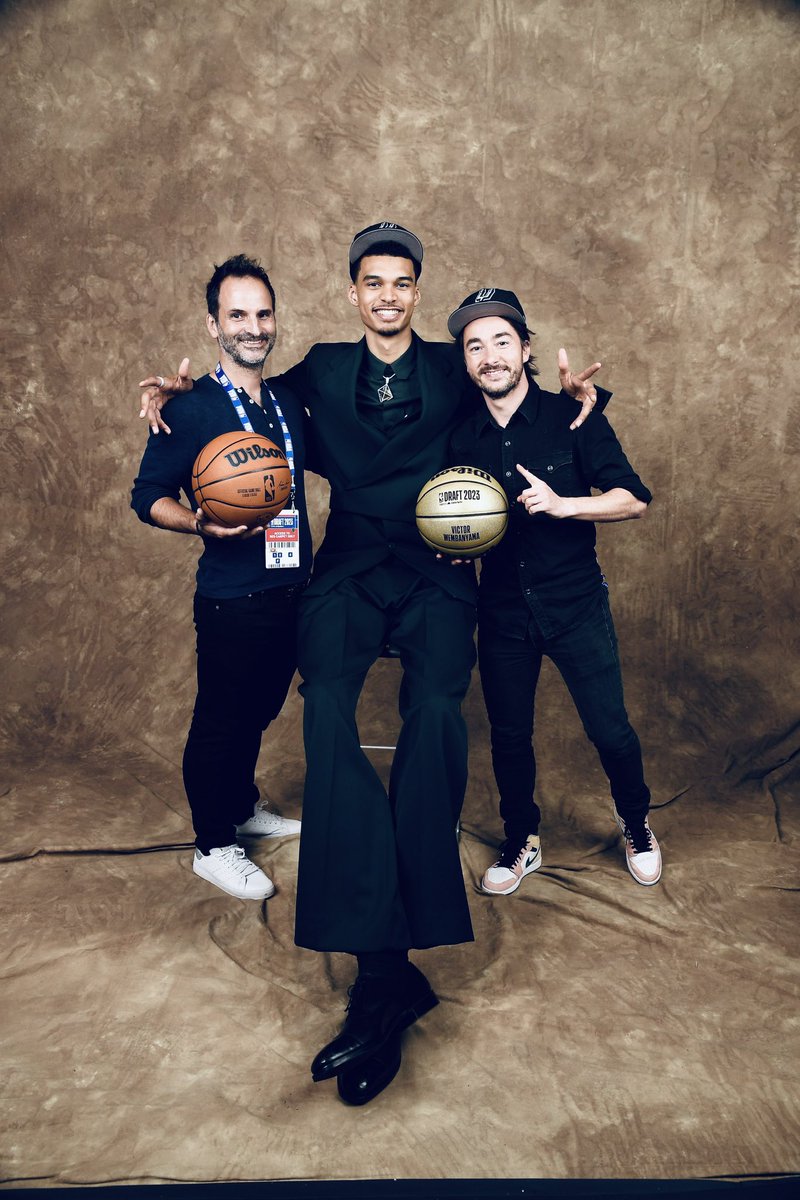LittleDarwin_'s tweet photo. #un1que, c’est ce soir sur @canalplus et @myCANAL 
@Marc_Sauvourel et David Tiago Ribeiro @LittleDarwin_  ont suivi le nouveau phénomène mondial du basket, #victorwembanyama @wemby choisi #1 à la Draft @NBAOfficial par les #spurs. 
@Agence_Comsport https://t.co/dGGw7woeVO