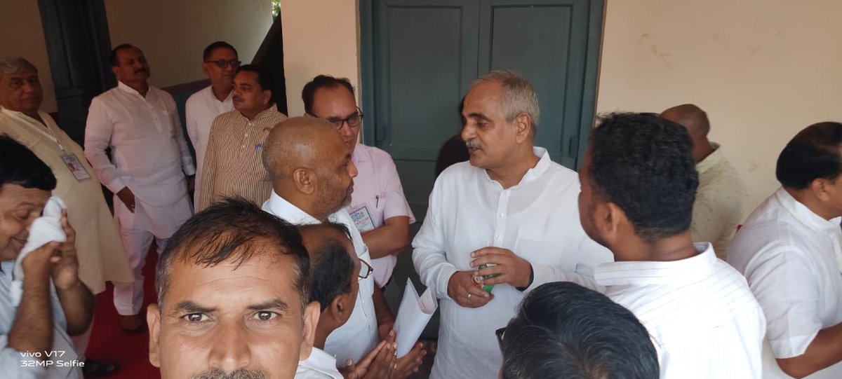आज बिहार संगठन मंत्री आदरणीय नागेंद्र जी से मिलकर तदर्थ शिक्षक समस्याओं से उनको अवगत कराया उन्होंने पूर्ण आश्वासन दिया माननीय मुख्यमंत्री जी से मिलकर जल्द आप सभी की बातों को जरूर रखुगा