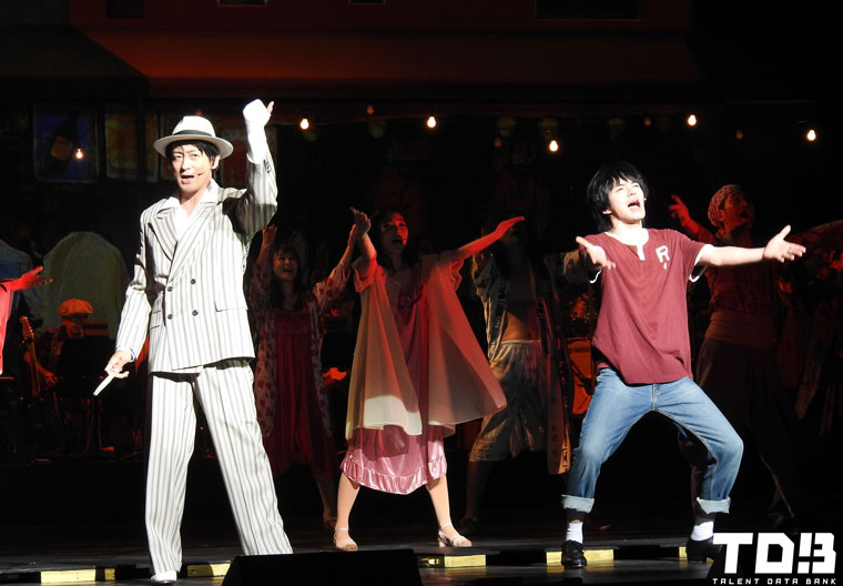 talent_databank's tweet photo. 林遣都「全身全霊でかましてやります！」ビートたけしを演じる音楽劇『浅草キッド』がついに開幕 - タレントデータバンク 

https://t.co/Qp8XzgveWv

#浅草キッド @ktv_asakusakid
#林遣都 #山本耕史 #松下優也 #今野浩喜 #稲葉友 #森永悠希 #紺野まひる #あめくみちこ https://t.co/bUqA4lXT3U