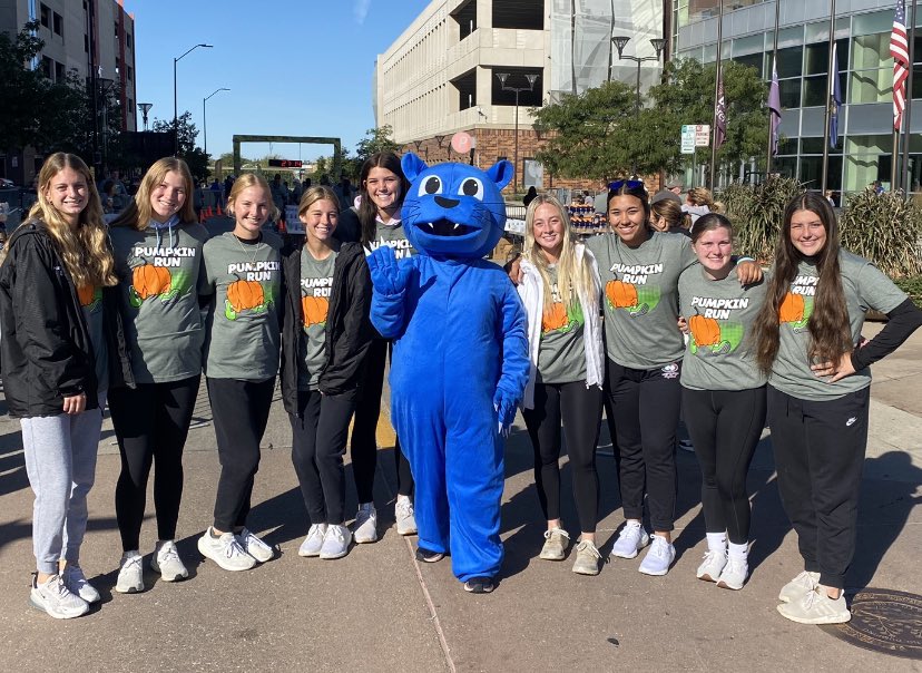 LnsSoftball's tweet photo. Gators giving back to the community this morning helping with Ne Sports Council Pumpkin 🏃‍♀️ 🎃🐊🥎 https://t.co/cTe0fgnj4H