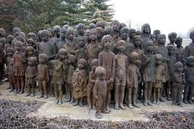pierpi13's tweet photo. Il 2 luglio 1942, la maggior parte dei bambini di Lídice, un piccolo villaggio dell'allora Cecoslovacchia, furono consegnati all'ufficio della Gestapo.
Questi 82 bambini sono stati successivamente trasportati in un campo di sterminio a 70 km di distanza.  Una volta arrivati, sono stati gasati a morte.  Questa straordinaria scultura di Marie Uchytilová commemora questo massacro.
Un gruppo di sculture in bronzo, in omaggio ai bambini defunti.  La sua costruzione fu decisa nel 1969. Come simbolo di una tomba immaginaria dei 13 milioni di vittime più innocenti della guerra, i bambini, scelse come modello 82 bambini di Lídice soffocati nelle stanze a gas di Chelmno.
Gli ci sono voluti 20 anni per realizzare questa scultura, poiché utilizzava documenti antichi per riprodurre i volti dei bambini scomparsi e rappresentarli secondo la loro esatta dimensione.